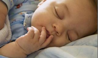 宝宝晚上睡觉翻来覆去 婴儿晚上睡觉翻来覆去睡不着的是怎么回事呢
